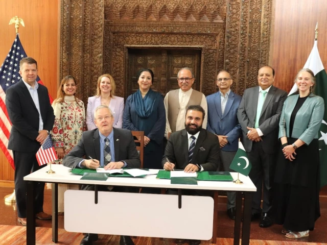 Pakistan, US sign five-year deal to support 66 PhD scholars