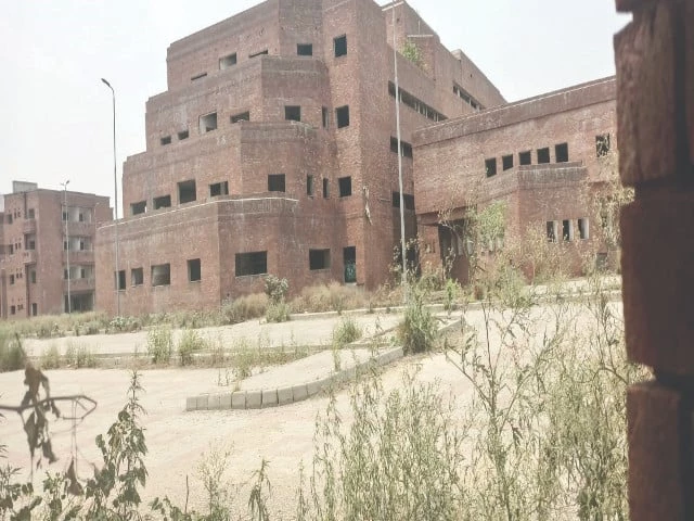 Long-delayed hospital gets new deadline
