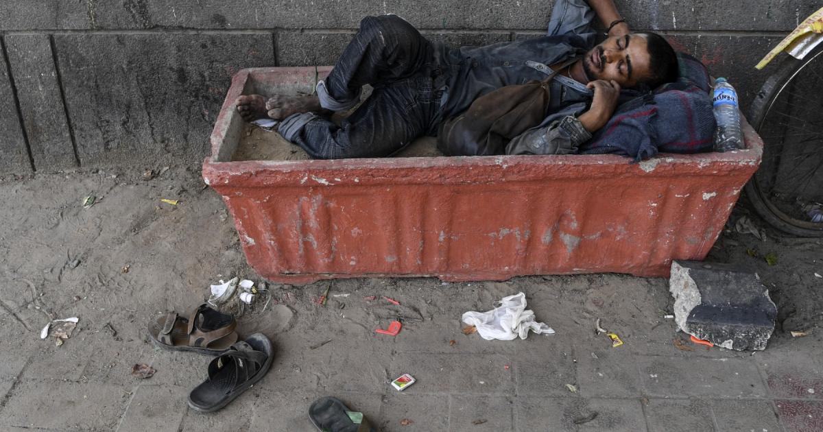 غربت سے نمٹنے کے تاریخی طریقی