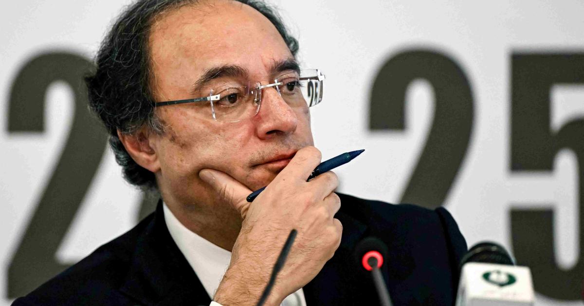 معاشی مشکلات کے درمیان دھرنے ’خود کو تکلیف‘ دینا ہو گی: میاں اورنگزیب