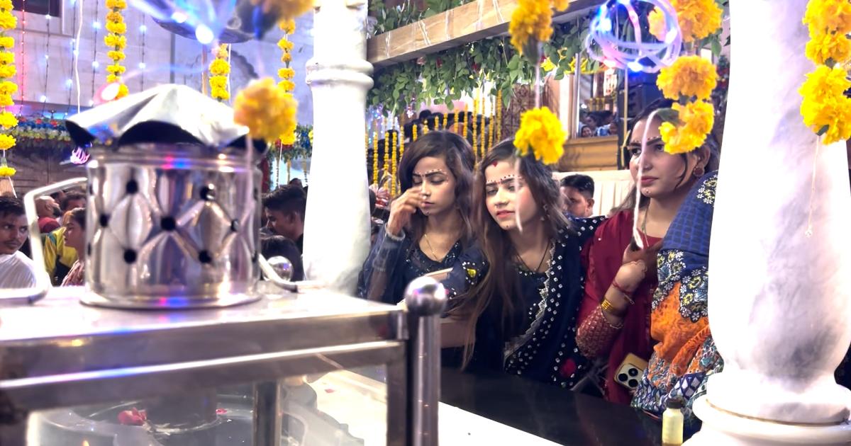 جنم اشٹمی: کراچی کے سوامی نارائن مندر میں کرشن کی پیدائش کا جشن