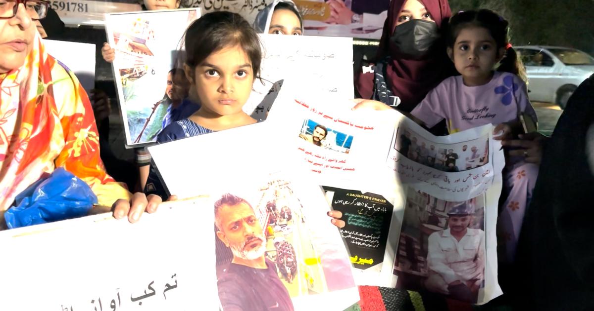 ’پاپا کب آئیں گے؟‘ صومالی قزاقوں کے ہاتھوں یرغمال پاکستانیوں کے اہلخانہ کا احتجاج