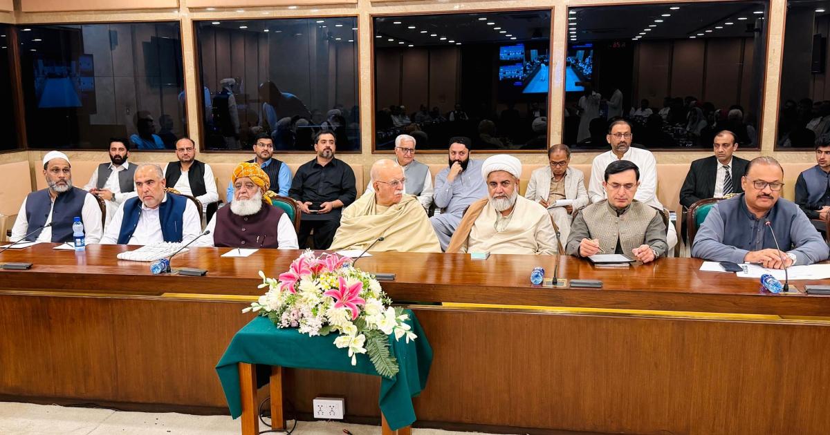 پارلیمان میں ساتھ، سیاست میں فاصلہ؟ پی ٹی آئی اور جے یو آئی میں تعاون کہاں تک پہنچا؟
