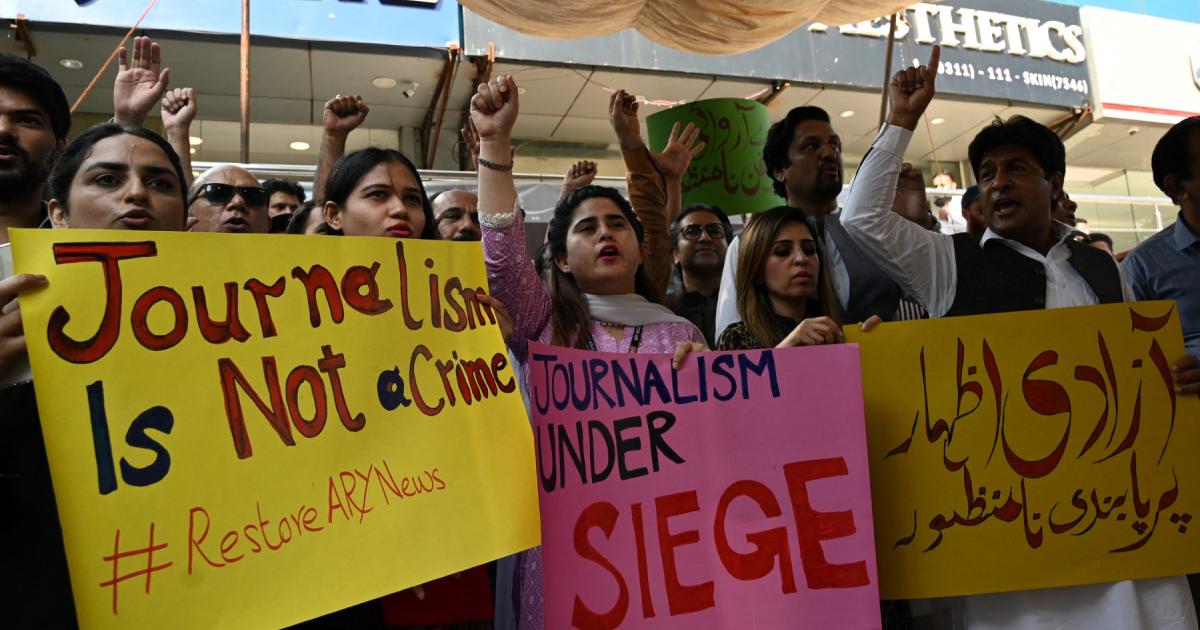 پاکستان میں تشدد کے کم واقعات کا مطلب صحافیوں کے لیے زیادہ تحفظ نہیں: رپورٹ
