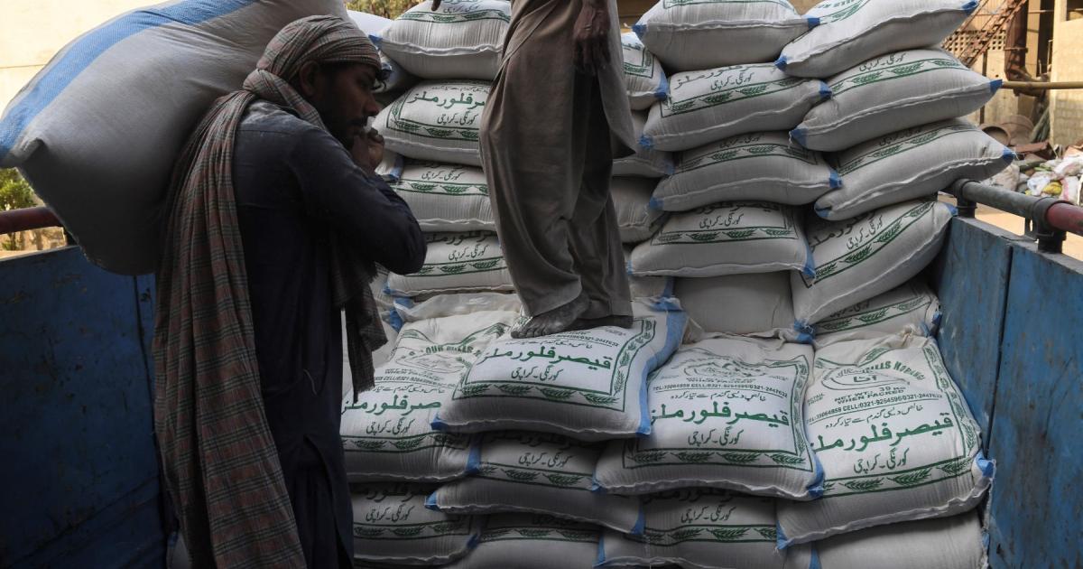 ملک بھر میں آٹا مہنگا، کراچی میں روٹی کی قیمت بھی بڑھ گئی