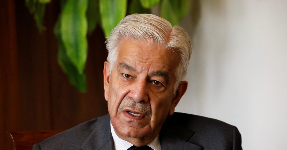 بیوروکریٹس سیاست دانوں سے زیادہ طاقتور ہیں: وزیرِ دفاع خواجہ آصف