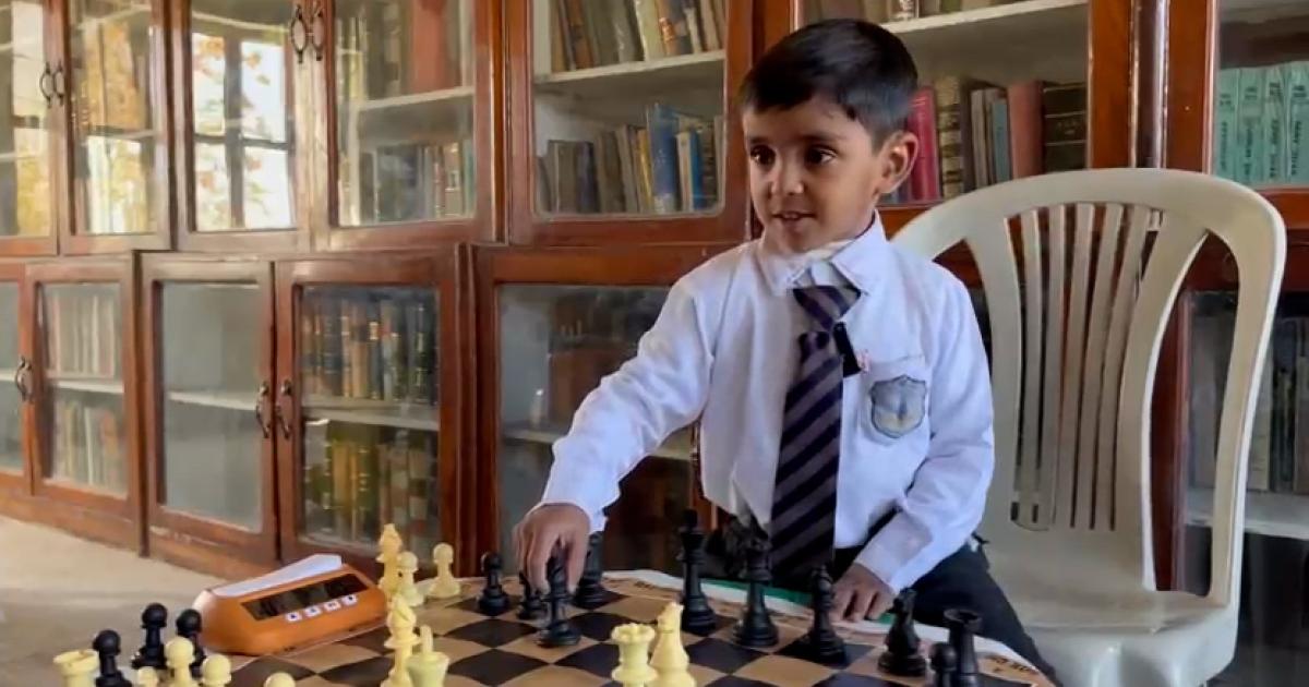 کوئٹہ: کم وقت میں مدمقابل کی ’چال کا جواب‘ دینے والے آٹھ سالہ عبدالرحمن