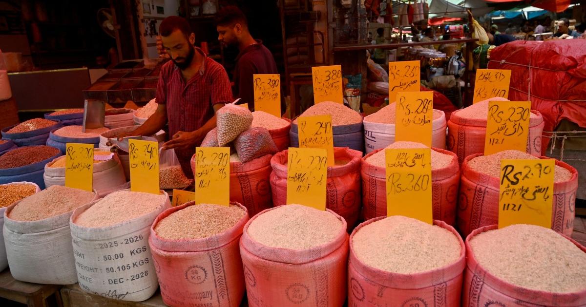 خلیجی جنگ کے باعث مہنگائی، پاکستان کا ذخیرہ اندوزوں کے خلاف کریک ڈاؤن کا حکم