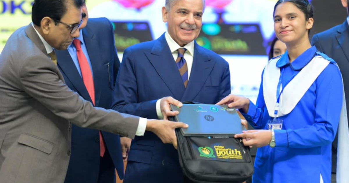 لیپ ٹاپ کے ساتھ تھوڑی سی آزادی بھی مل جاتی تو۔۔۔