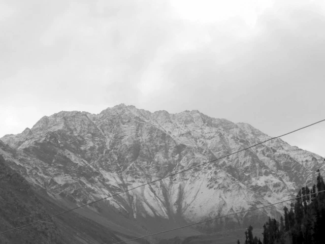 Snowfall lures tourists to Galiyat resorts