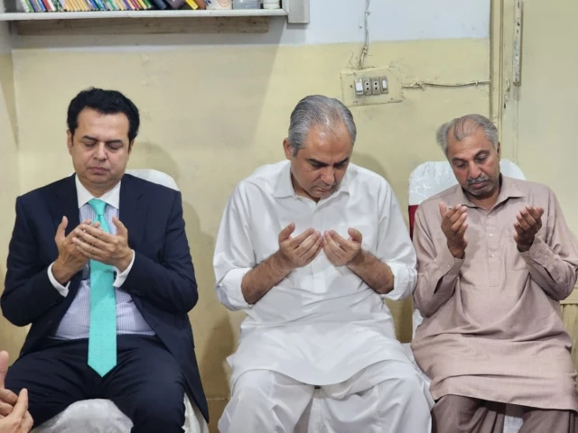 Naqvi returns Rs5 million to Laiba Ejaz’s family, briefs on case progress